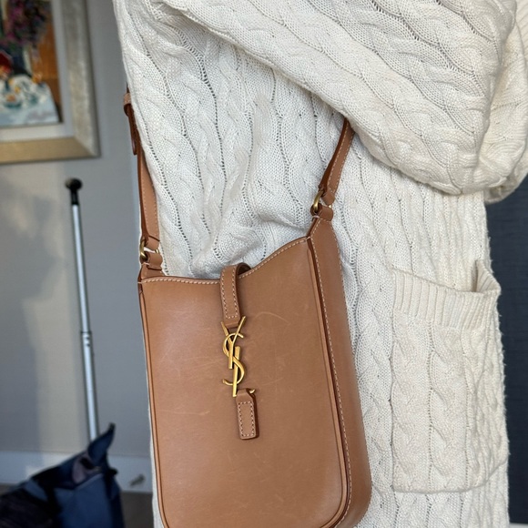 SAINT LAURENT
Smooth Calfskin Le 5 A 7 Vertical
Hobo 
crossbody Tan / Gold - Picture 14 of 16